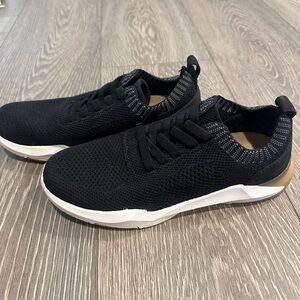 Dr. Scholl's Black Sneakers Sleek Minimalist Design